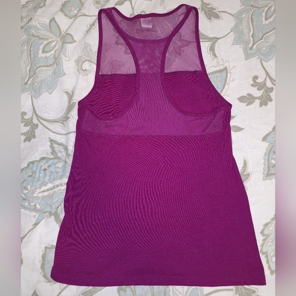 A bundle of 2 small ladies shirts. A Victoria Sport and a Nike dri-fit size smal - Picture 8 of 8